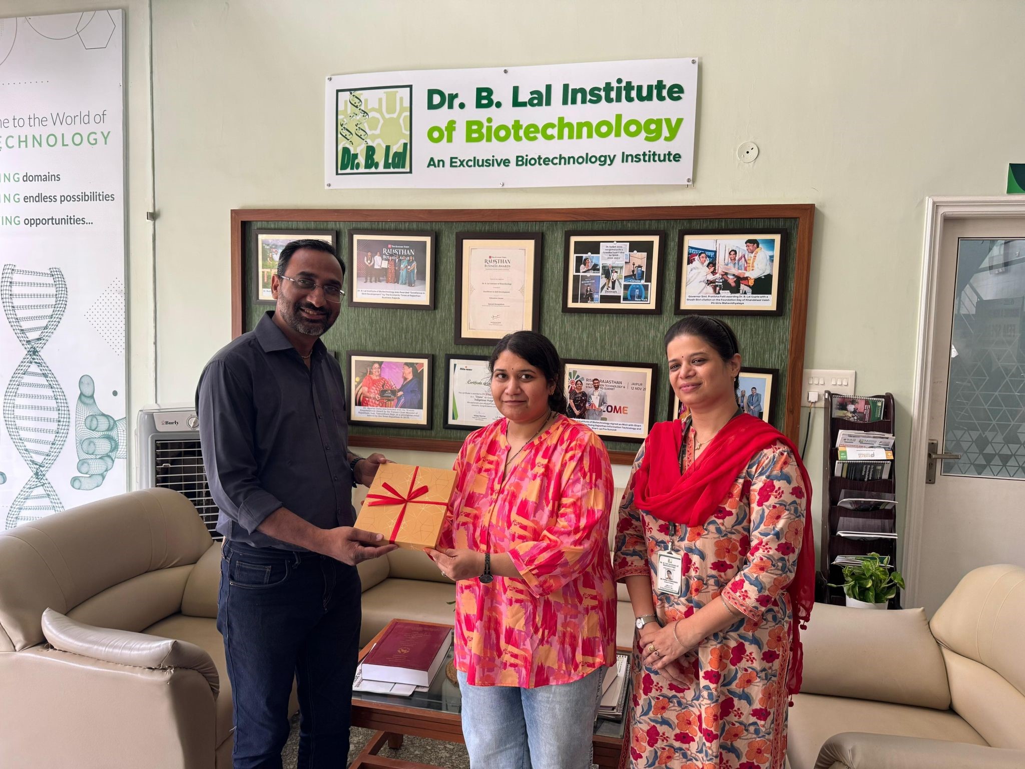 We welcomed our alumna, Nidhi Saini (MSc Biotechnology, 2012–15), upon her completion of her PhD from Singhania University under the co-guidance of Dr Parul Chowdhury.