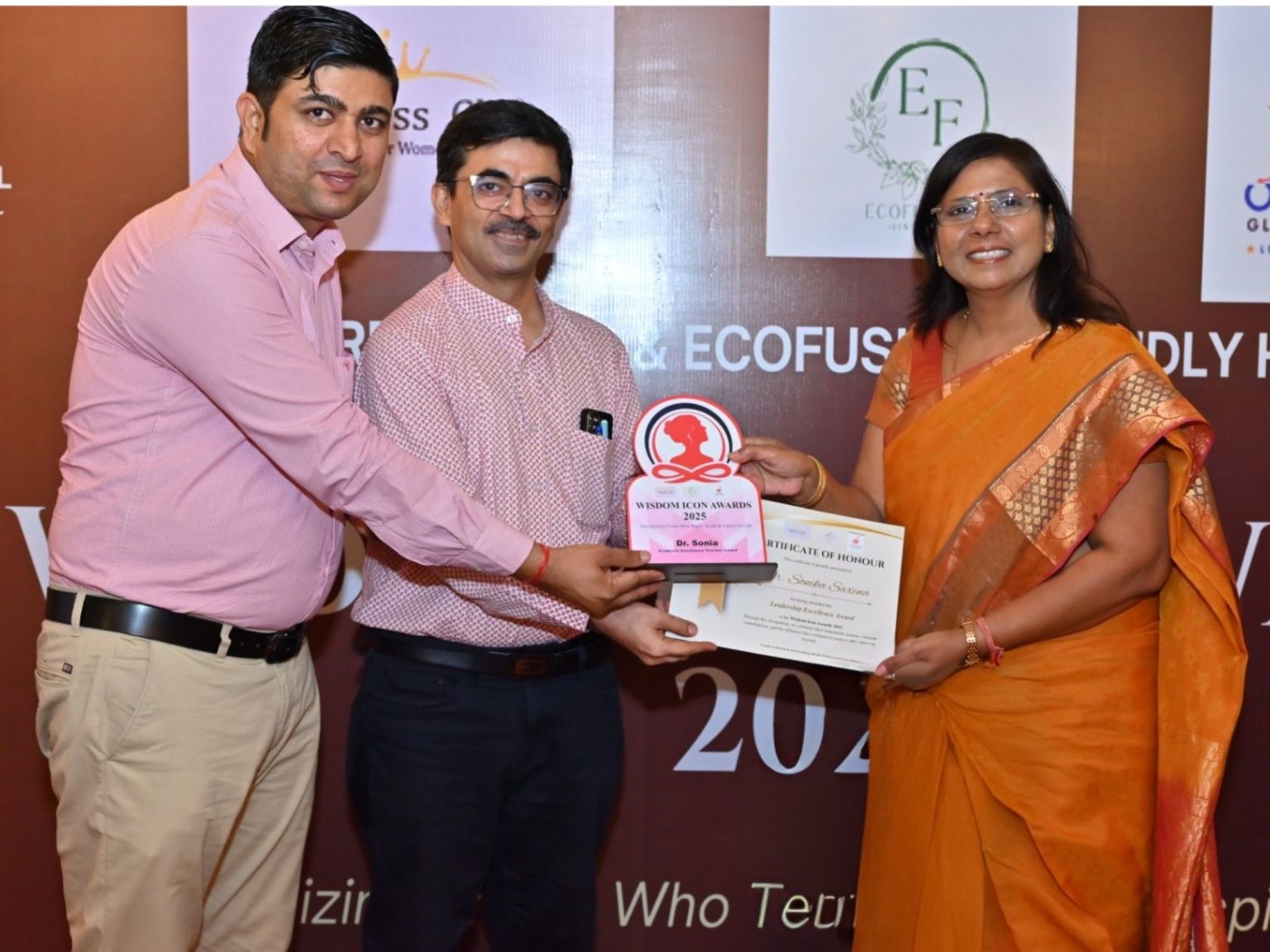 Dr. Sonika Saxena has been awarded the “Leadership Excellence Award” at the Wisdom Icon Awards 2025, organised by Empress Club and co-presented by Ostrich Global School.