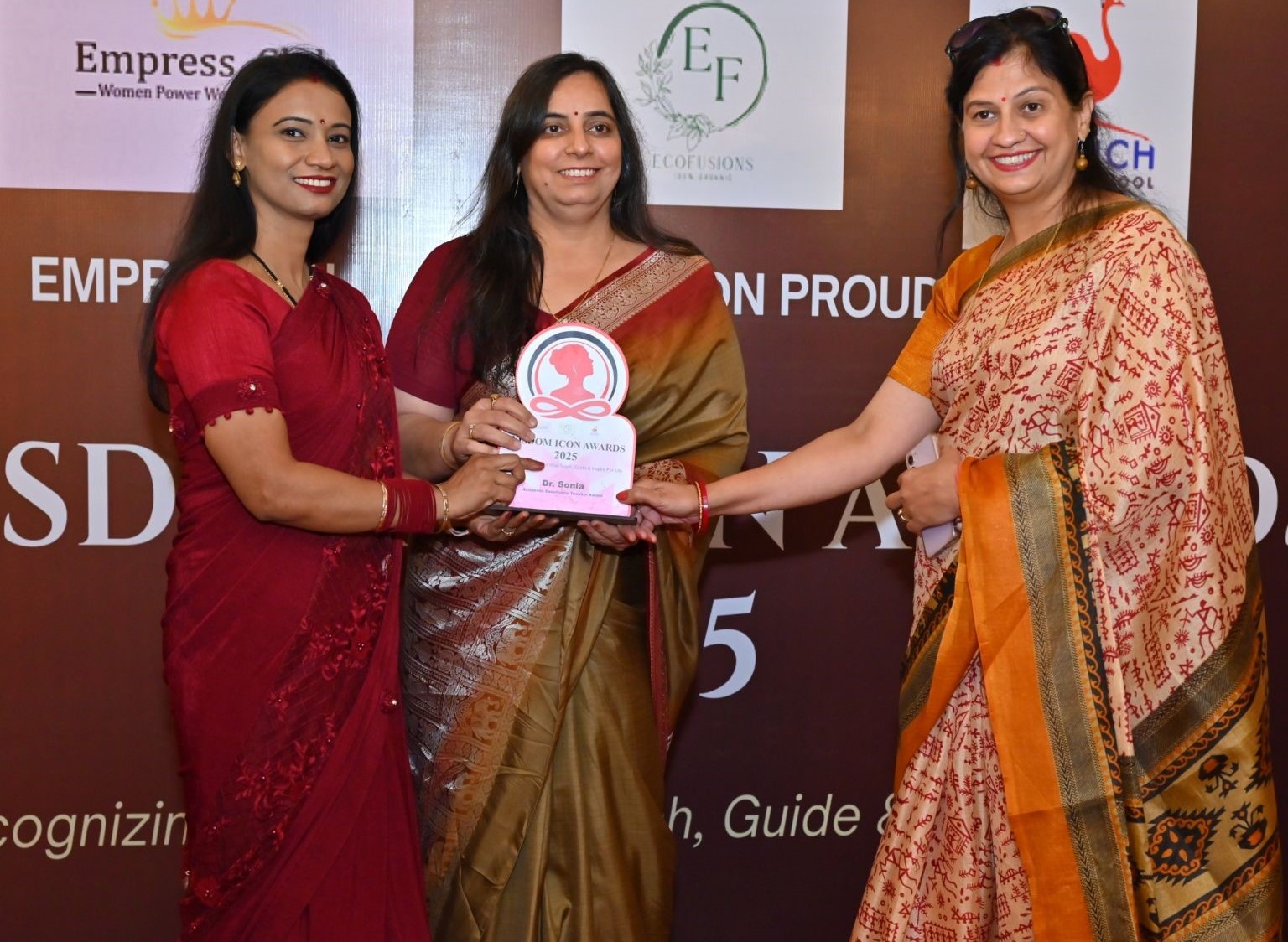 Dr. Sonia Kaura has been awarded the “Academic Excellence Teacher Award” at the Wisdom Icon Awards 2025, organised by Empress Club and co-presented by Ostrich Global School.