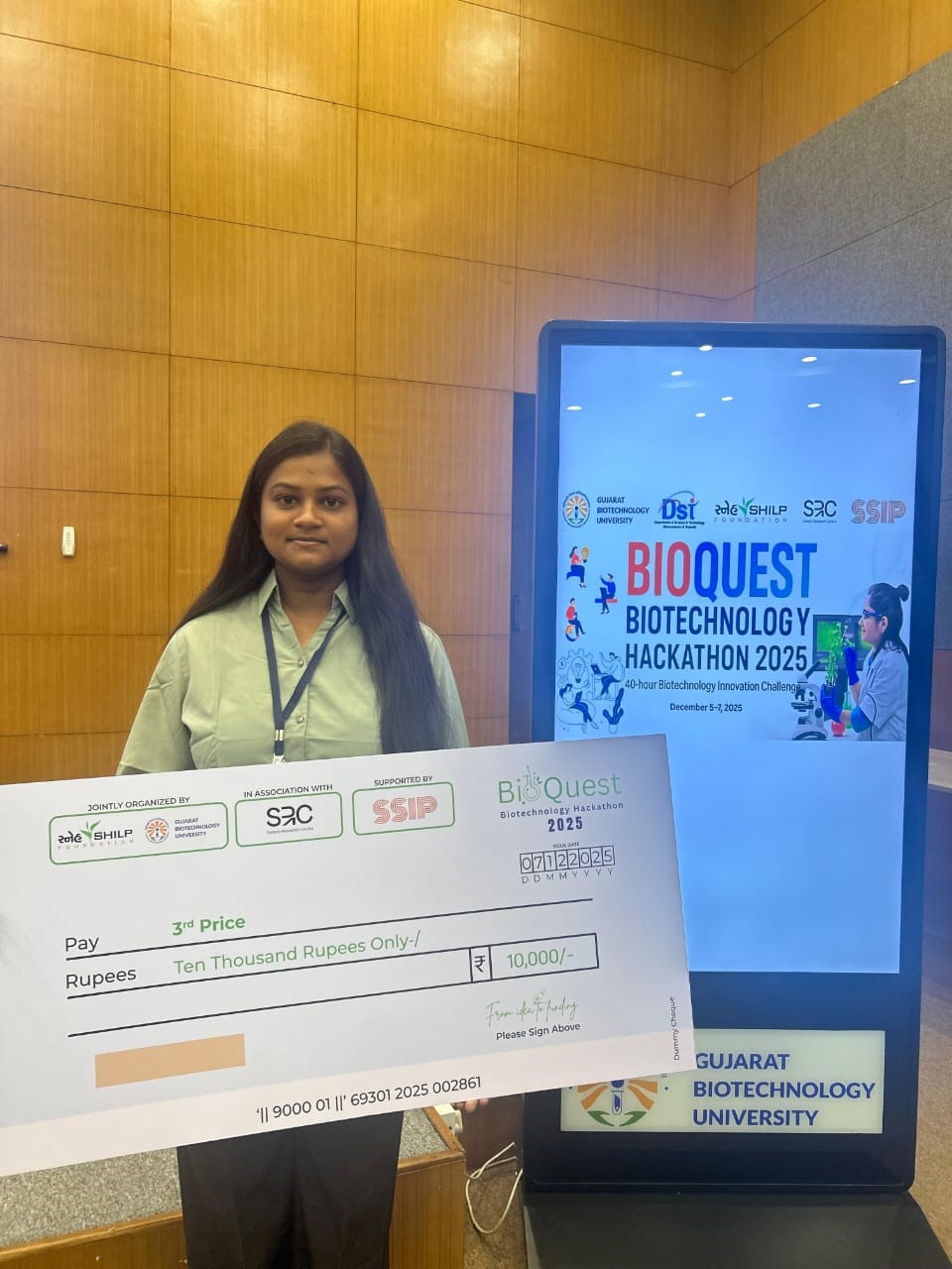 Ojasvi Gupta (MSc Batch 2025-27) has secured the 3rd Prize at the BioQuest Hackathon 2025 hosted by Gujarat Biotechnology University! Her remarkable achievement came with a cash award of ₹10,000, making this milestone even more special.